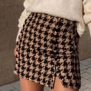House of Harlow 1960 Black and Tan Mini Skirt